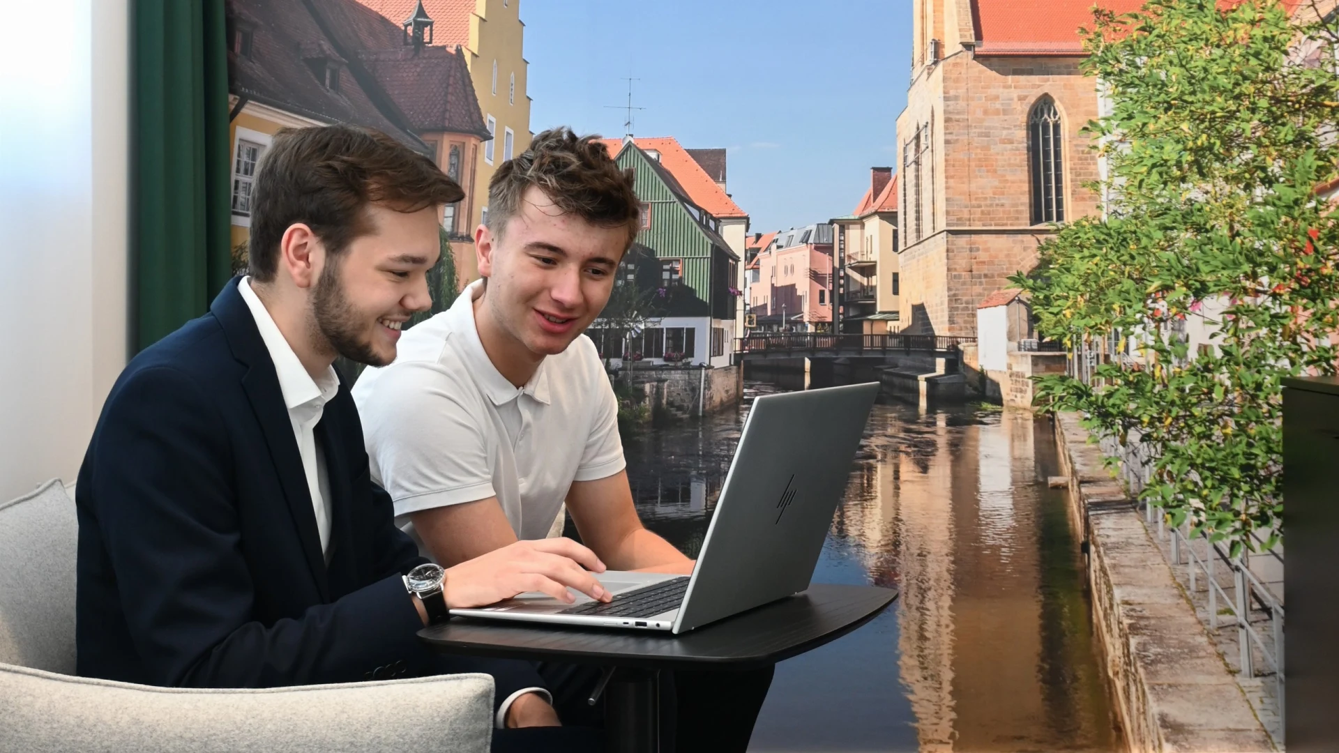 Zwei Männer schauen in den Laptop