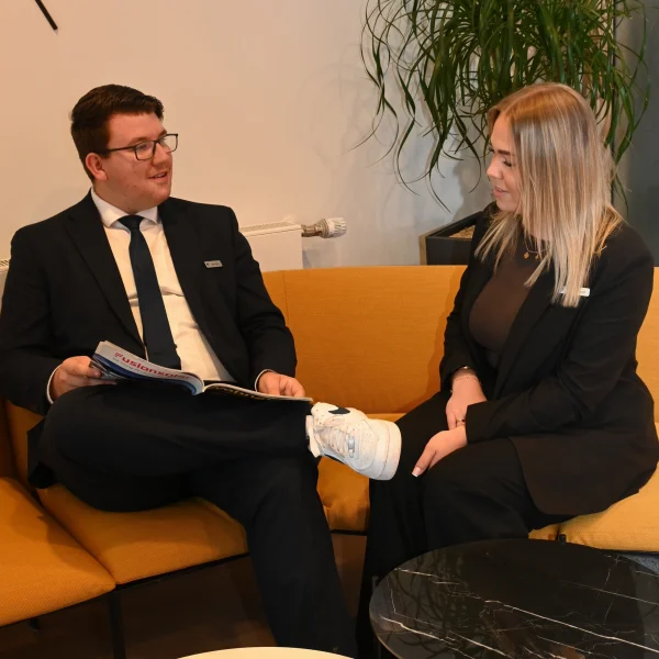 Ein Mann und eine Frau unterhalten sich