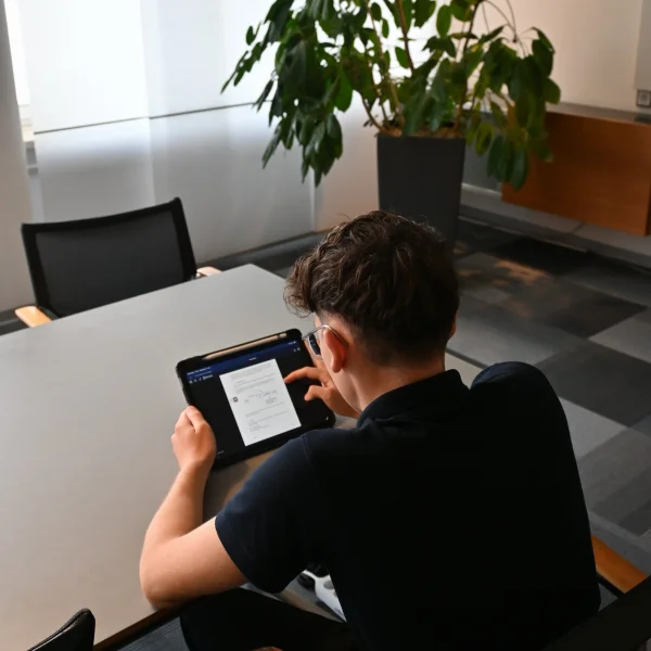 Ein Mann schaut in sein iPad